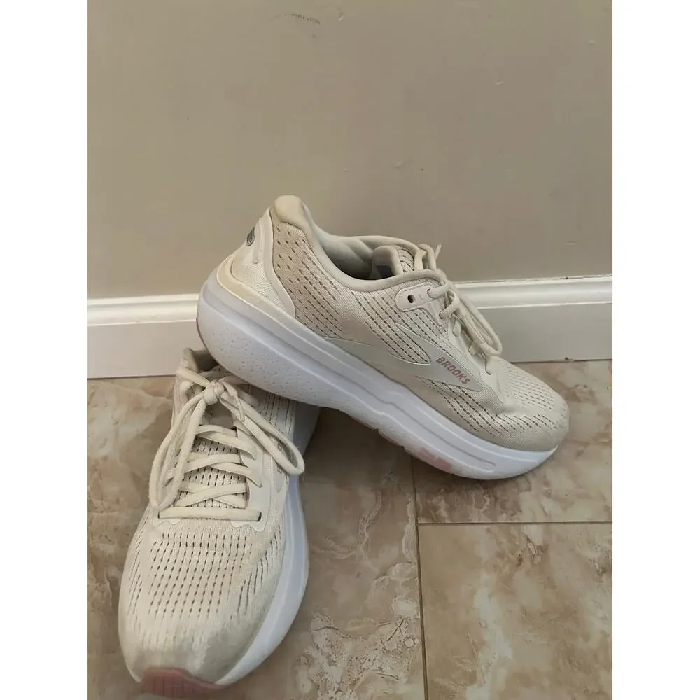 Brooks Ghost Max 2 Coconut Milk Cream Sneaker W10 Athleisure Comfort Workout